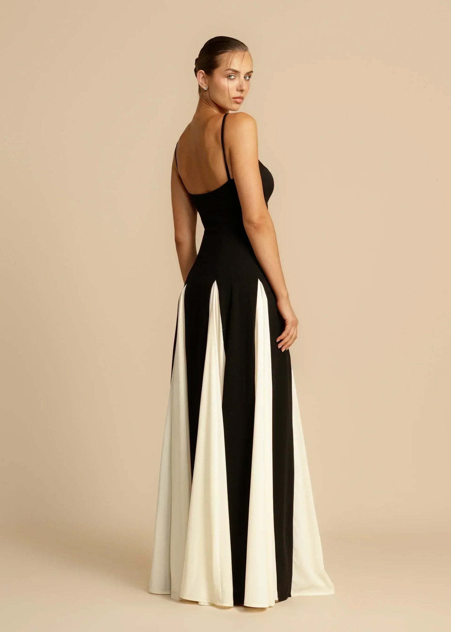 Vida | Elegant Contrast Ruffles Maxi Dress