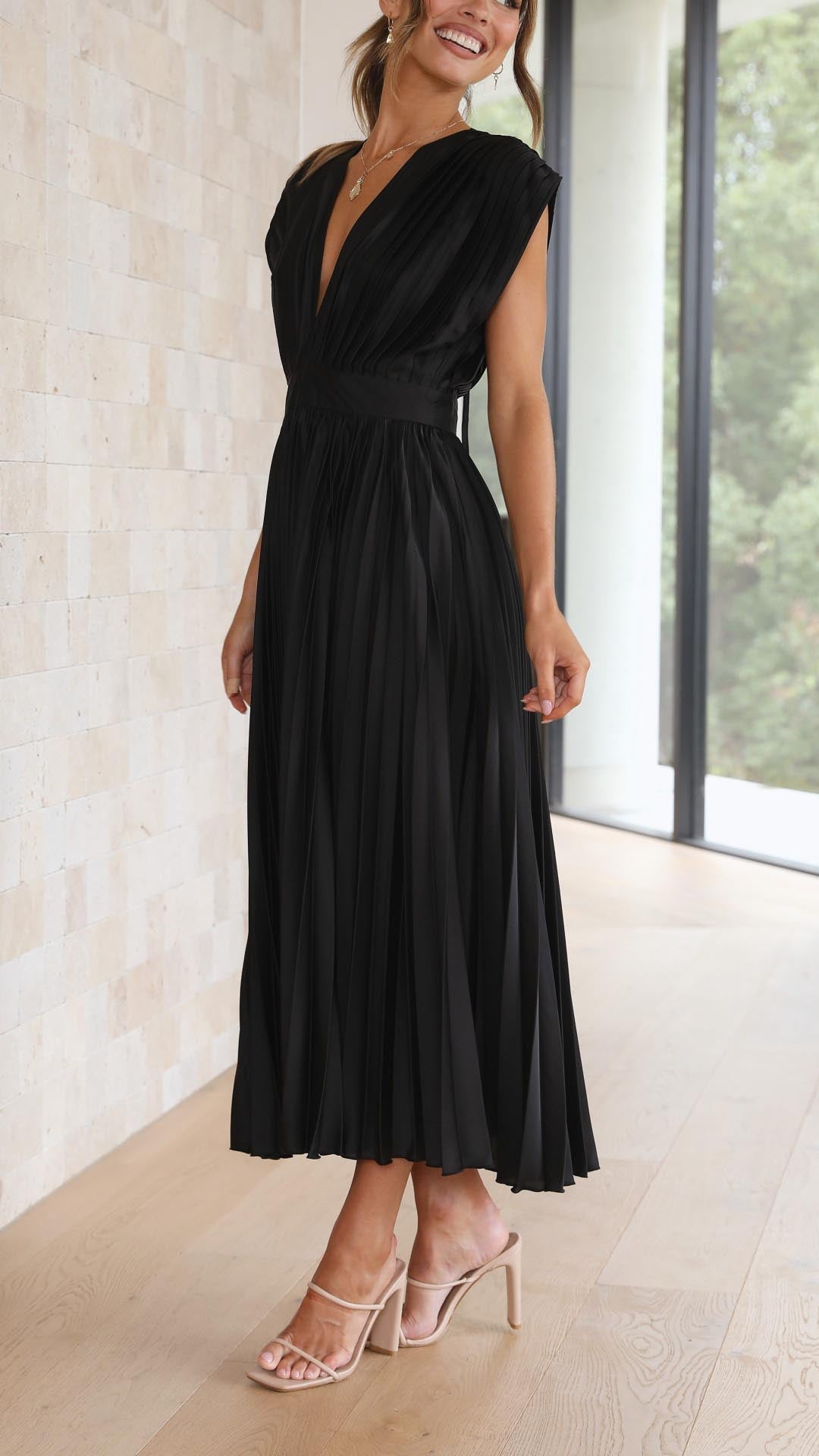 Suki | Elegant Pleated Maxi Dress